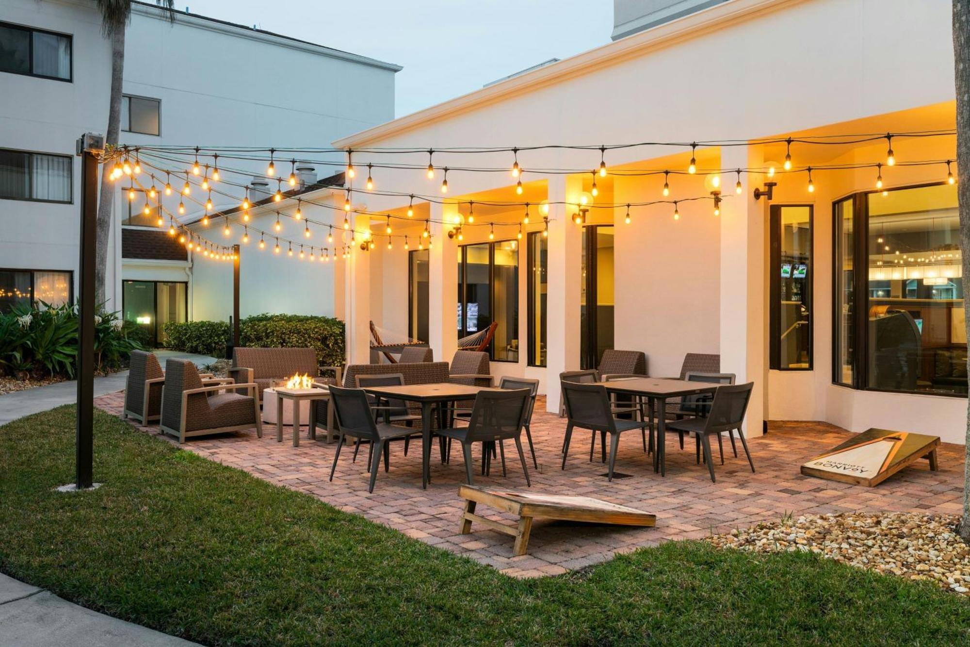Courtyard Melbourne West Hotel Exterior photo
