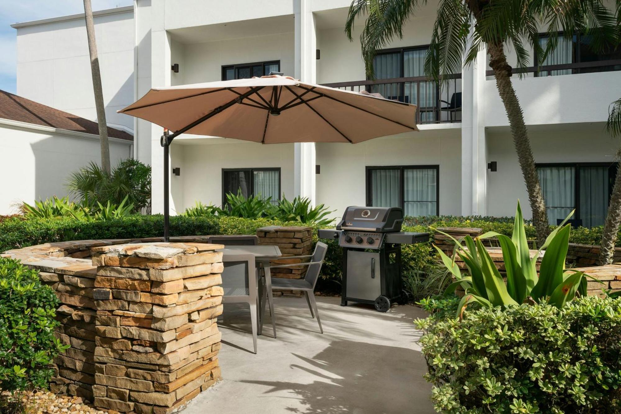 Courtyard Melbourne West Hotel Exterior photo