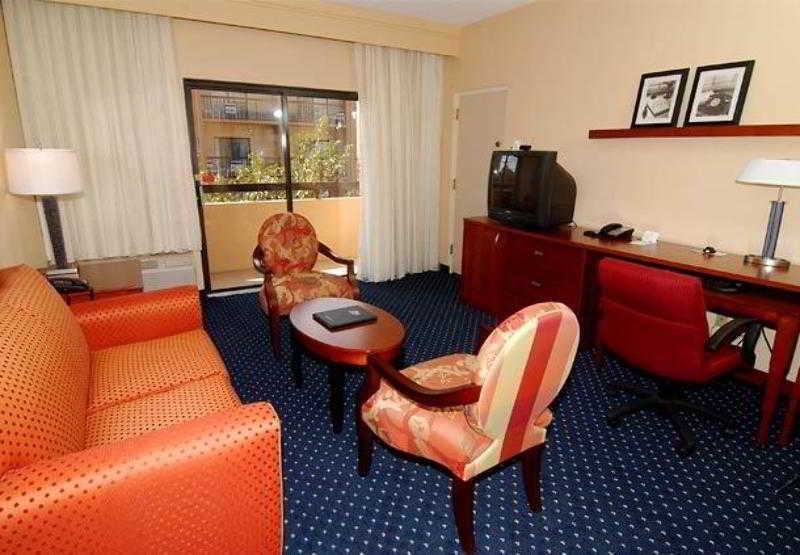 Courtyard Melbourne West Hotel Room photo